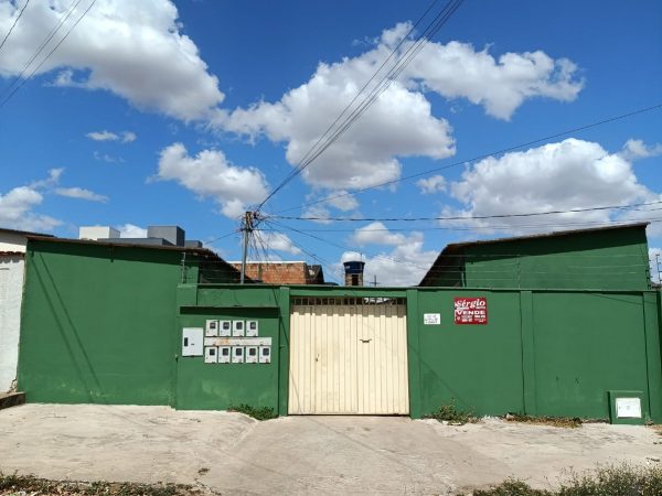VENDO LOTE COM 9 KITNETS –  R$400.000,00